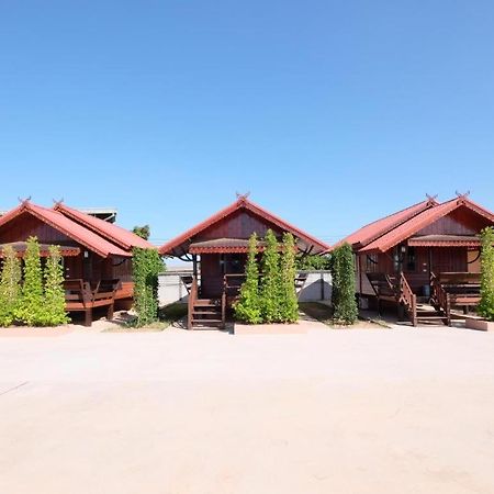 Prakaithong Hotel Amphö Szavangdendin Kültér fotó